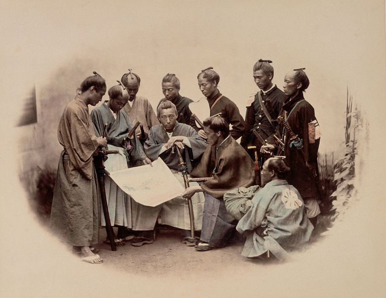 Gambar ini memiliki atribut alt yang kosong; nama berkasnya adalah group-of-japanese-samurai-with-map-attributed-to-felice-beato-539585104-0ec1321769c5467294f470a0bf218756.jpg