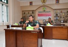 Danrem 143/HO Mengikuti Vicon Pengarahan Pangdam XIV Hasanuddin kepada Satuan Tugas Jajaran Kodam XIV/Hasanuddin