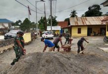 Rawat Infrastruktur Desa, Anggota Koramil 10/Moramo Kodim 1417/Kdi Benahi Balai Desa Di Kecamatan Moramo Utara
