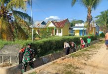 Gagas Program Karbak Di Wilayah, Koramil 13/Landono Kodim 1417/Kendari Bersama Polsek Dan Pemdes Bersihkan Drainase
